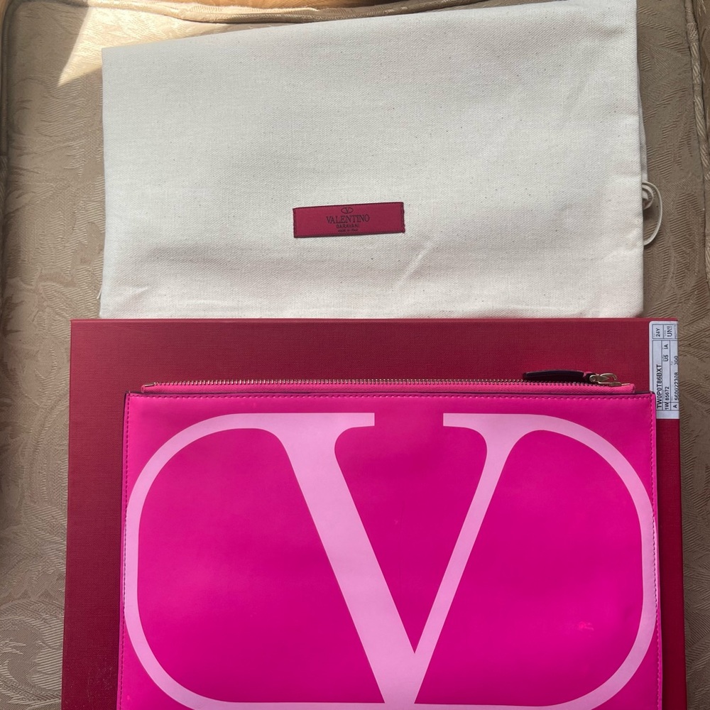 Valentino Garavani Fuchsia leather clutch